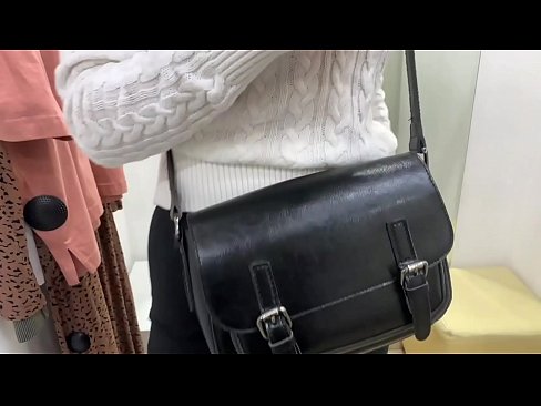 ❤️ Јавна мастурбација младе кучке ФералБерри са дилдом у соби за мерење Супер секс на sr.onlydesiporn.ru ❤